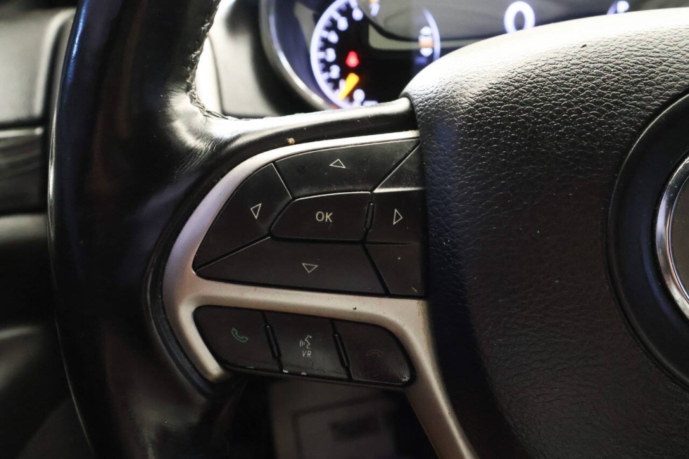 2020 Jeep Grand Cherokee Laredo E 4x4 4dr SUV, Black, Mileage: 105,074 - photo 26