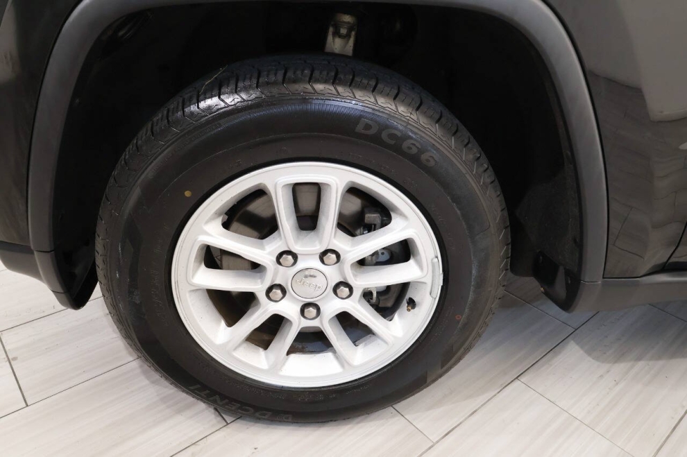 2020 Jeep Grand Cherokee Laredo E 4x4 4dr SUV, Black, Mileage: 105,074 - photo 9