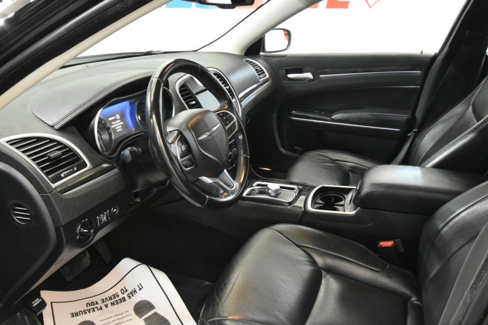 2018 Chrysler 300 Touring AWD 4dr Sedan, Negro, Mileage: 61,693 - photo 10
