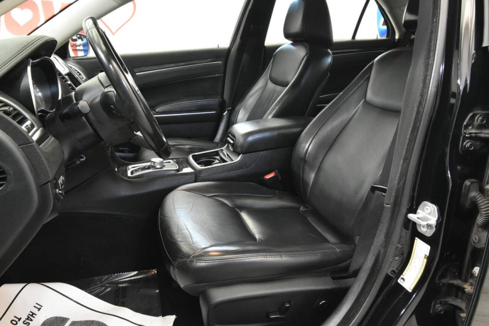 2018 Chrysler 300 Touring AWD 4dr Sedan, Negro, Mileage: 61,693 - photo 11