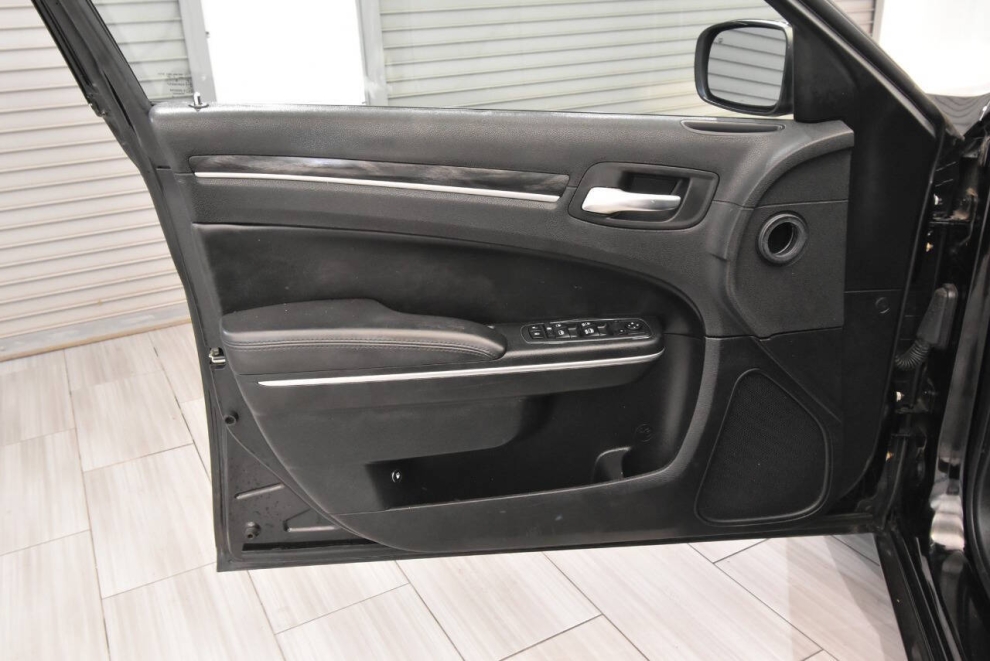 2018 Chrysler 300 Touring AWD 4dr Sedan, Negro, Mileage: 61,693 - photo 12