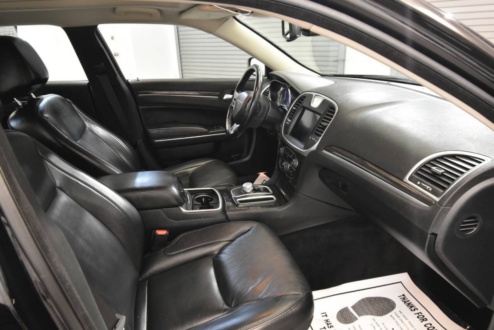 2018 Chrysler 300 Touring AWD 4dr Sedan, Negro, Mileage: 61,693 - photo 15
