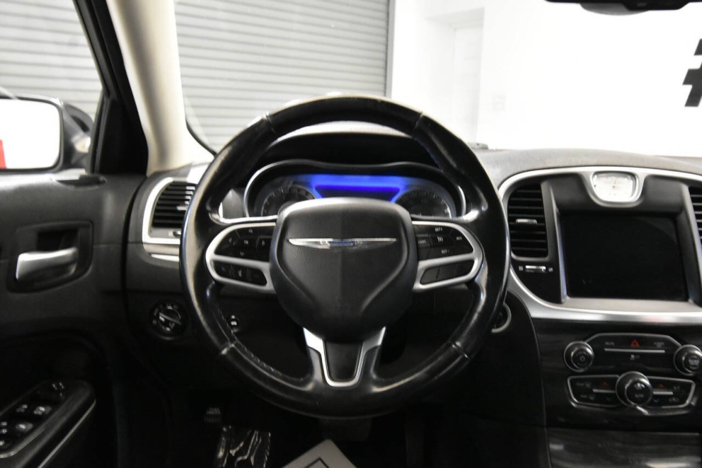 2018 Chrysler 300 Touring AWD 4dr Sedan, Negro, Mileage: 61,693 - photo 19