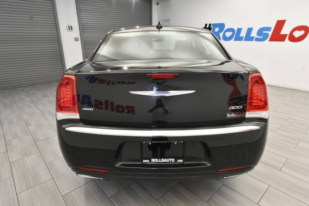 2018 Chrysler 300 Touring AWD 4dr Sedan, Negro, Mileage: 61,693 - photo 3