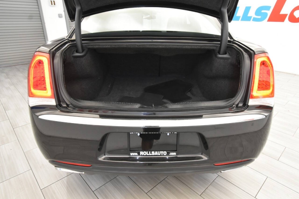 2018 Chrysler 300 Touring AWD 4dr Sedan, Negro, Mileage: 61,693 - photo 34