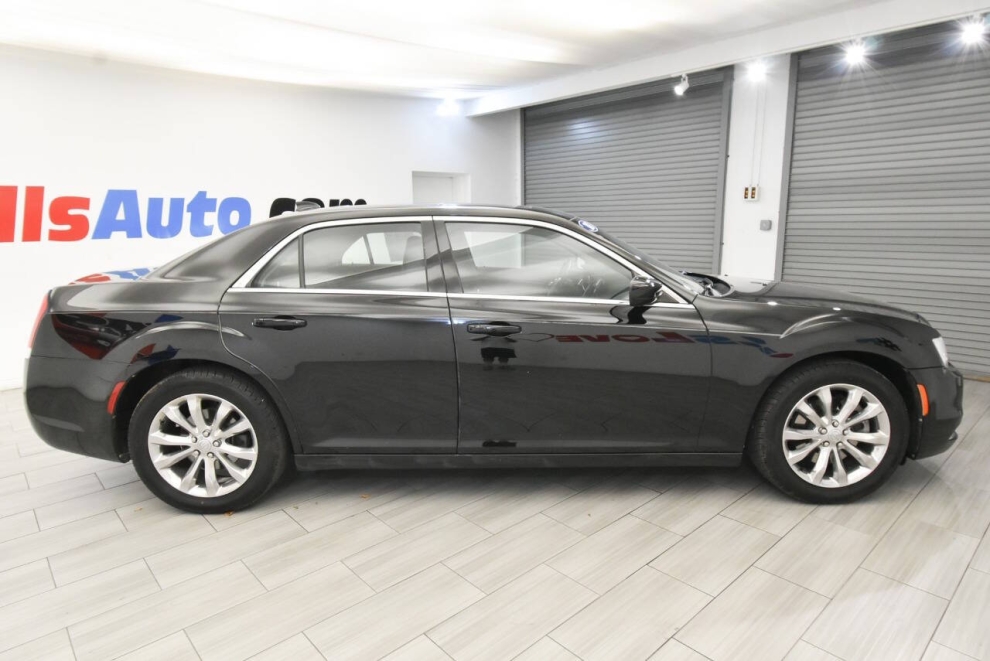 2018 Chrysler 300 Touring AWD 4dr Sedan, Negro, Mileage: 61,693 - photo 5