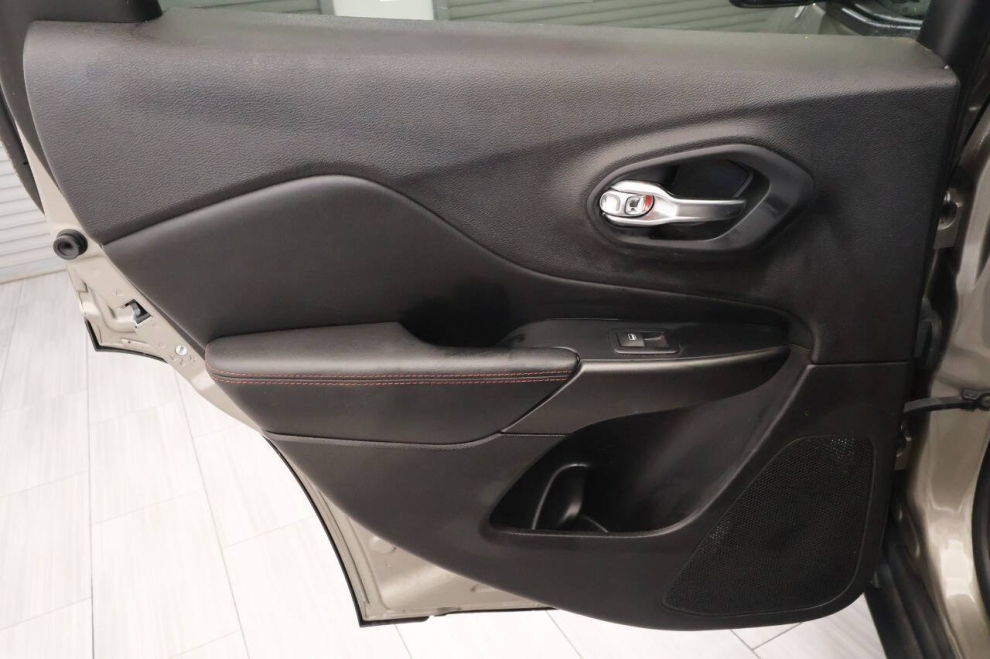 2020 Jeep Cherokee Trailhawk 4x4 4dr SUV, Tan, Mileage: 75,229 - photo 13