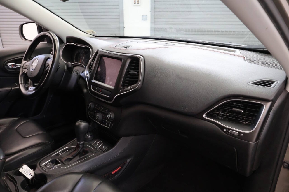 2020 Jeep Cherokee Trailhawk 4x4 4dr SUV, Tan, Mileage: 75,229 - photo 15