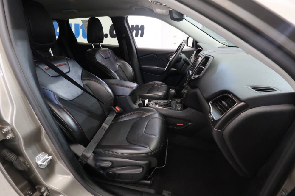 2020 Jeep Cherokee Trailhawk 4x4 4dr SUV, Tan, Mileage: 75,229 - photo 16