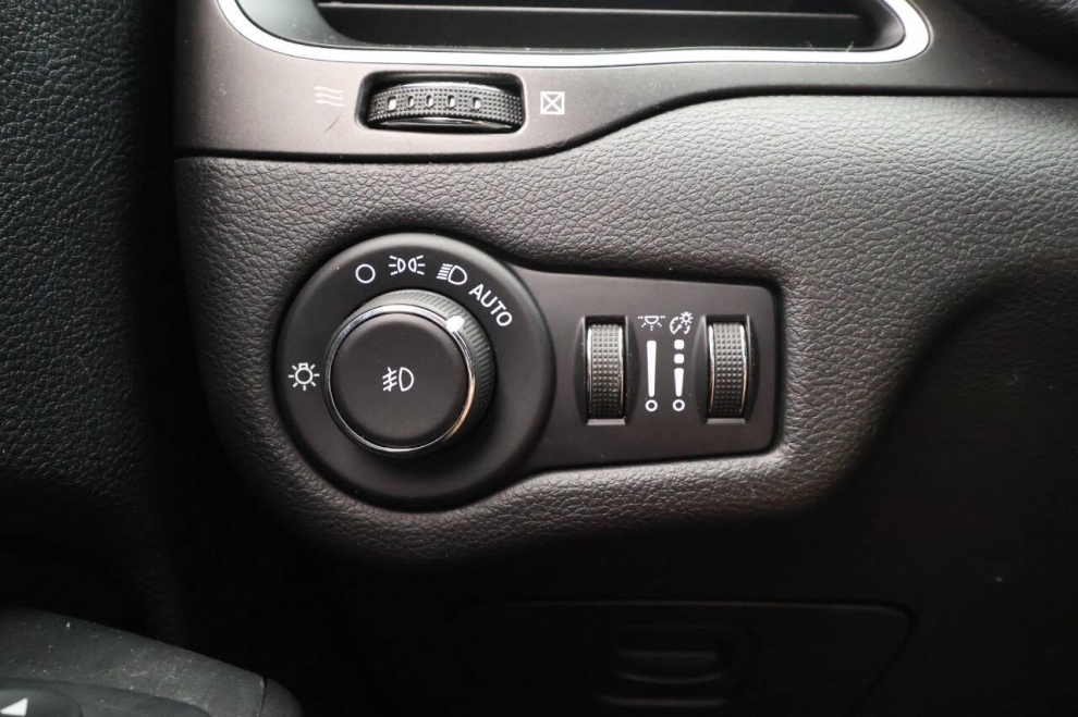 2020 Jeep Cherokee Trailhawk 4x4 4dr SUV, Tan, Mileage: 75,229 - photo 28