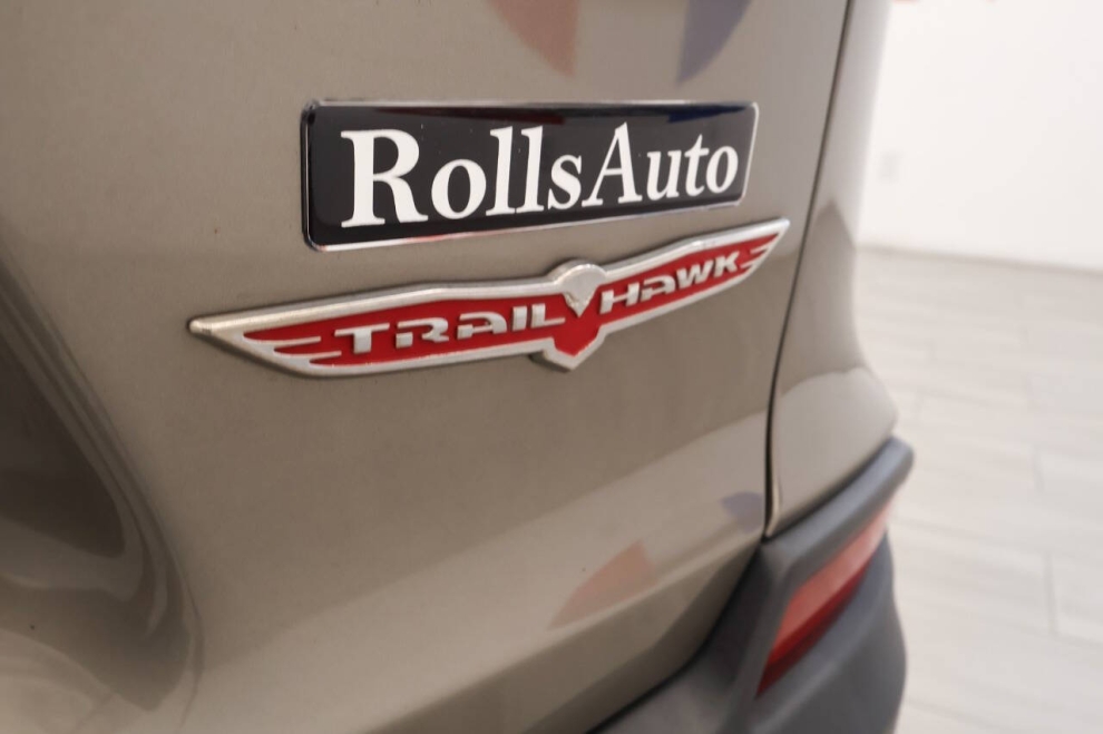 2020 Jeep Cherokee Trailhawk 4x4 4dr SUV, Tan, Mileage: 75,229 - photo 30