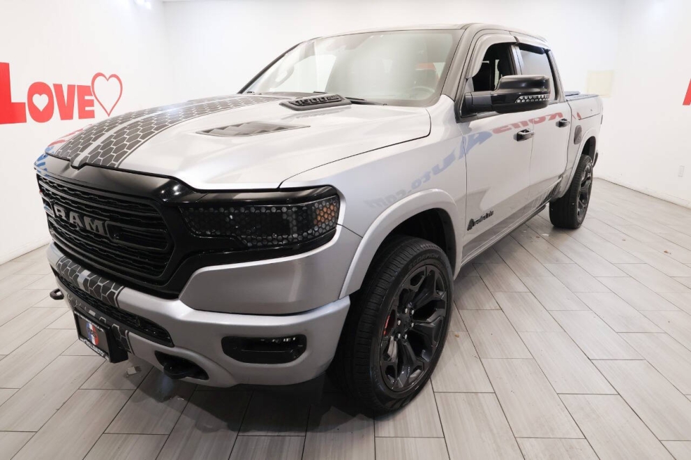 2022 RAM 1500 Limited 4x4 4dr Crew Cab 5.6 ft. SB Pickup, Plata, Mileage: 68,069 