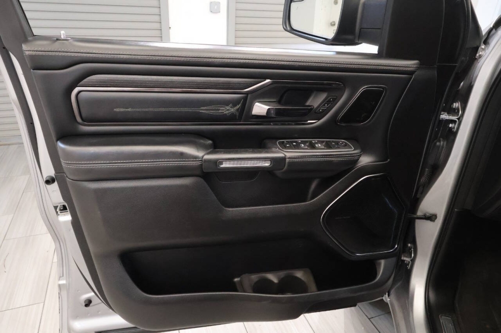 2022 RAM 1500 Limited 4x4 4dr Crew Cab 5.6 ft. SB Pickup, Plata, Mileage: 68,069 - photo 12