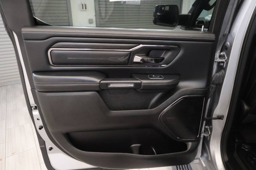 2022 RAM 1500 Limited 4x4 4dr Crew Cab 5.6 ft. SB Pickup, Plata, Mileage: 68,069 - photo 15