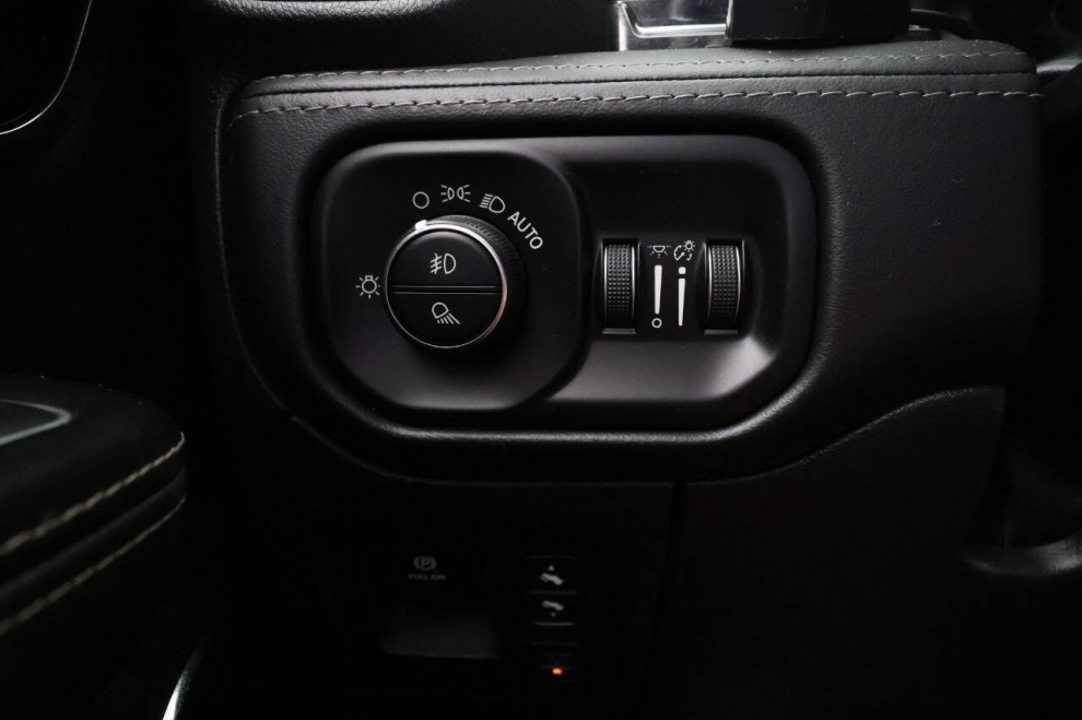 2022 RAM 1500 Limited 4x4 4dr Crew Cab 5.6 ft. SB Pickup, Plata, Mileage: 68,069 - photo 31