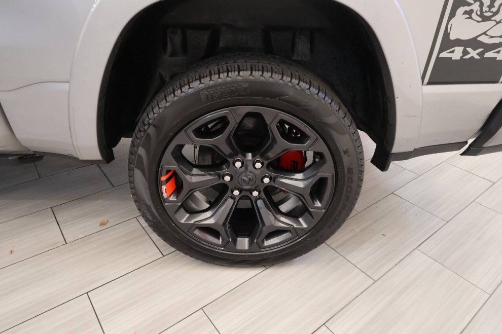 2022 RAM 1500 Limited 4x4 4dr Crew Cab 5.6 ft. SB Pickup, Plata, Mileage: 68,069 - photo 9