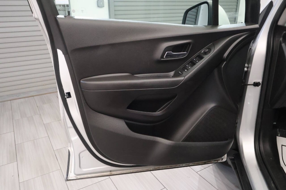 2019 Chevrolet Trax LT AWD 4dr Crossover, Silver, Mileage: 21,121 - photo 12