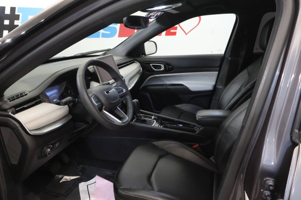 2024 Jeep Compass Limited 4x4 4dr SUV, Gray, Mileage: 22,574 - photo 10