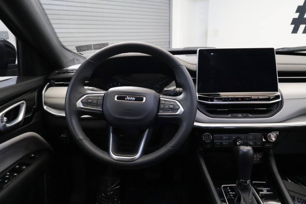 2024 Jeep Compass Limited 4x4 4dr SUV, Gray, Mileage: 22,574 - photo 19
