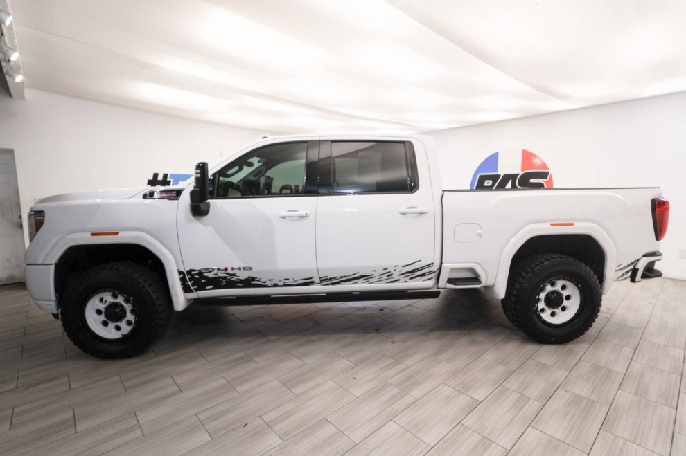 2023 GMC Sierra 2500HD AT4 4x4 4dr Crew Cab SB, White, Mileage: 70,192 - photo 1