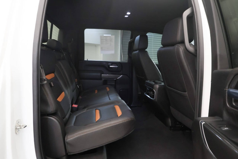 2023 GMC Sierra 2500HD AT4 4x4 4dr Crew Cab SB, White, Mileage: 70,192 - photo 19