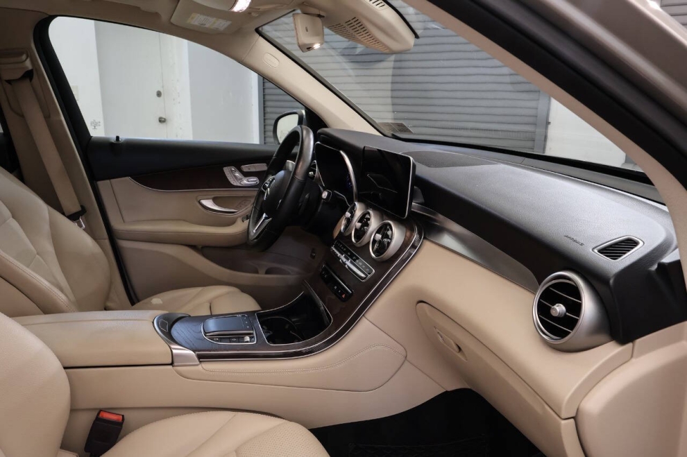 2020 Mercedes-Benz GLC GLC 300 4MATIC AWD 4dr SUV, Champagne, Mileage: 62,940 - photo 15