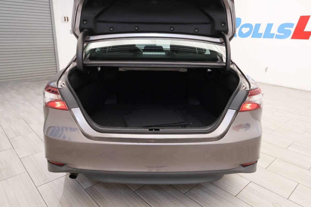 2023 Toyota Camry Hybrid LE 4dr Sedan, Gray, Mileage: 82,743 - photo 32