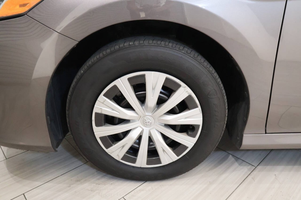 2023 Toyota Camry Hybrid LE 4dr Sedan, Gray, Mileage: 82,743 - photo 9