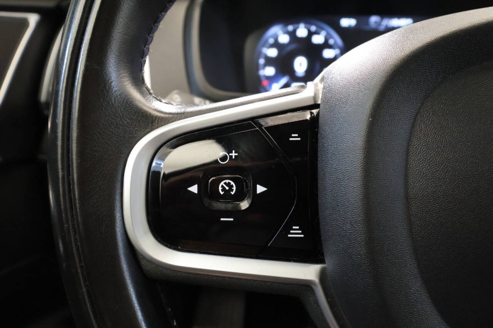 2020 Volvo XC90 T6 Momentum 6 Passenger AWD 4dr SUV, Gray, Mileage: 63,245 - photo 28