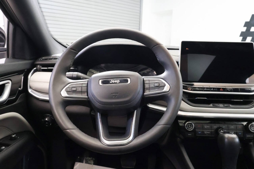 2023 Jeep Compass High Altitude 4x4 4dr SUV, Gray, Mileage: 13,409 - photo 19