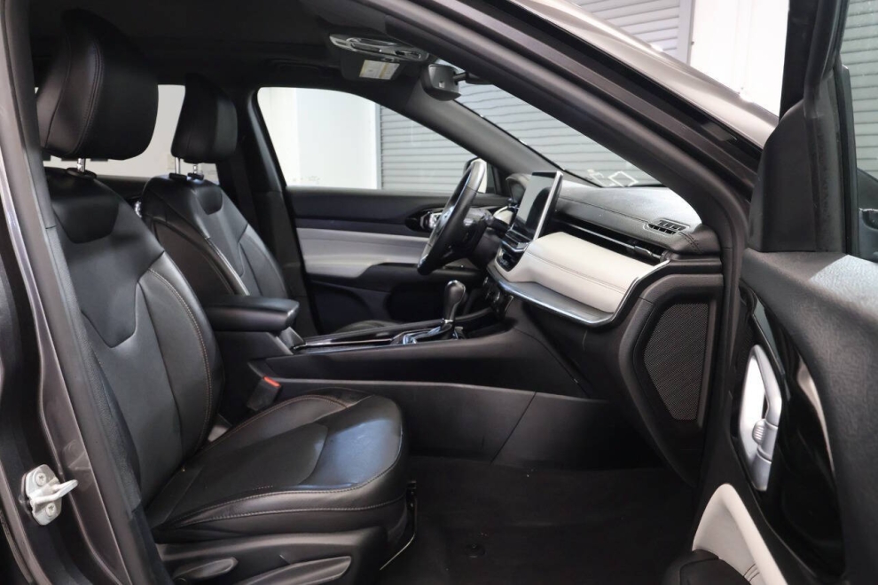 2023 Jeep Compass Limited 4x4 4dr SUV, Gray, Mileage: 7,318 - photo 16