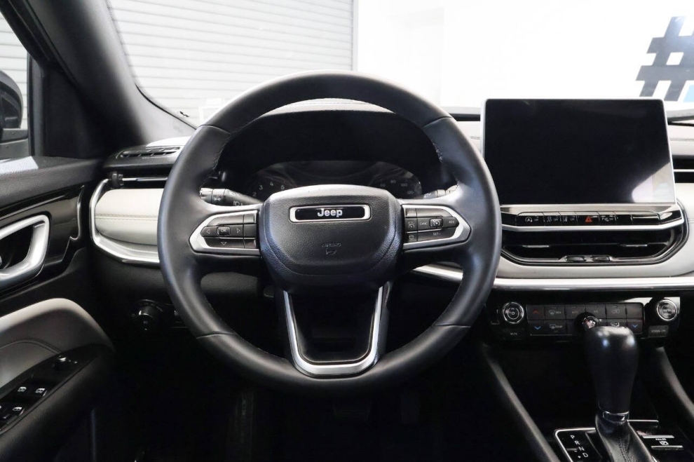2023 Jeep Compass Limited 4x4 4dr SUV, Gray, Mileage: 7,318 - photo 19