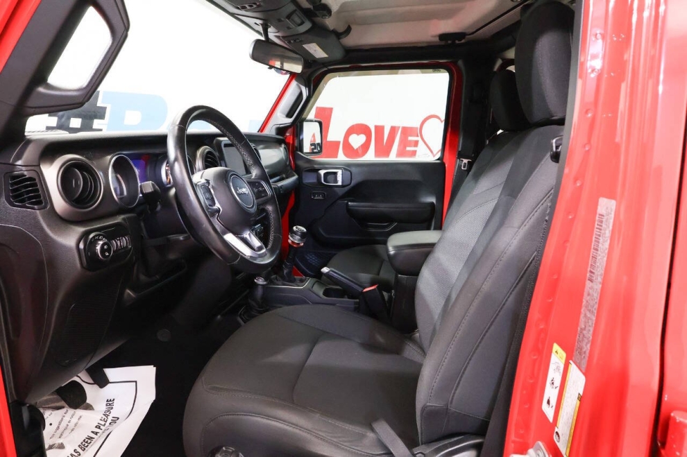 2020 Jeep Gladiator Sport Altitude 4x4 4dr Crew Cab 5.0 ft. SB, Red, Mileage: 45,703 - photo 10