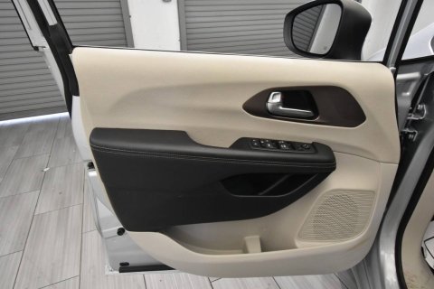 2023 Chrysler Voyager LX 4dr Mini Van